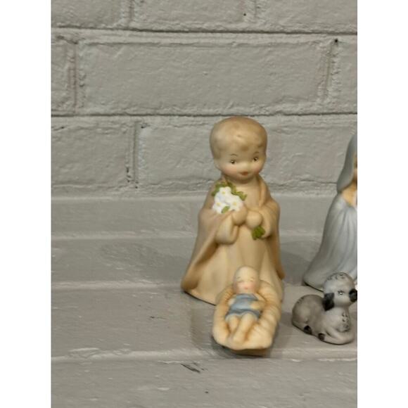Vintage Editions in Porcelain Nativity Set - Picture 12 of 14